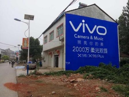 合山刷墙广告和喷绘墙体广告哪个效果好？