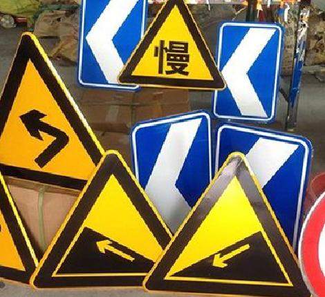 合山标识标牌中颜色的确定是很重要的。