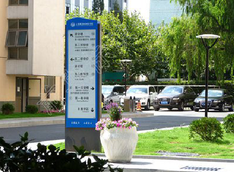 合山哪些因素影响宣传栏的制作？